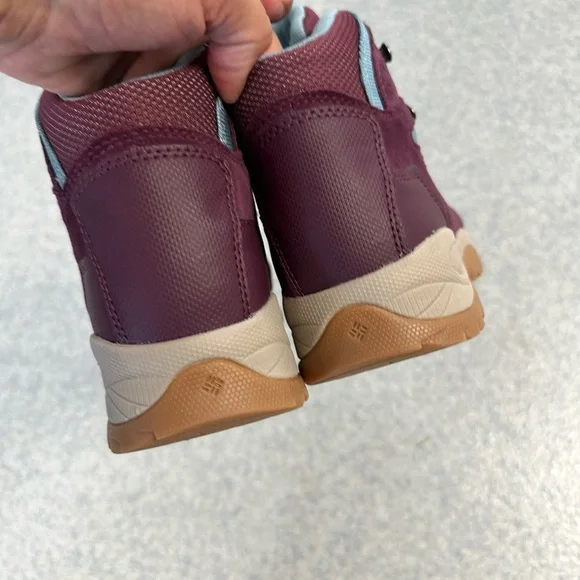 Like New COLUMBIA WOMEN’s NEWTON RIDGE mid ankle Maroon Hiking Boots- size 10 - Picture 3 of 5